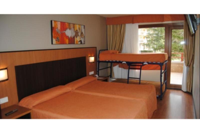 Apartamentos SNÖ Edelweiss Aramón Aramón Cerler Zimmer foto